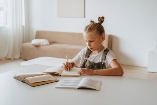 https://www.pexels.com/it-it/foto/notebook-penna-ragazza-scrittura-5088181/